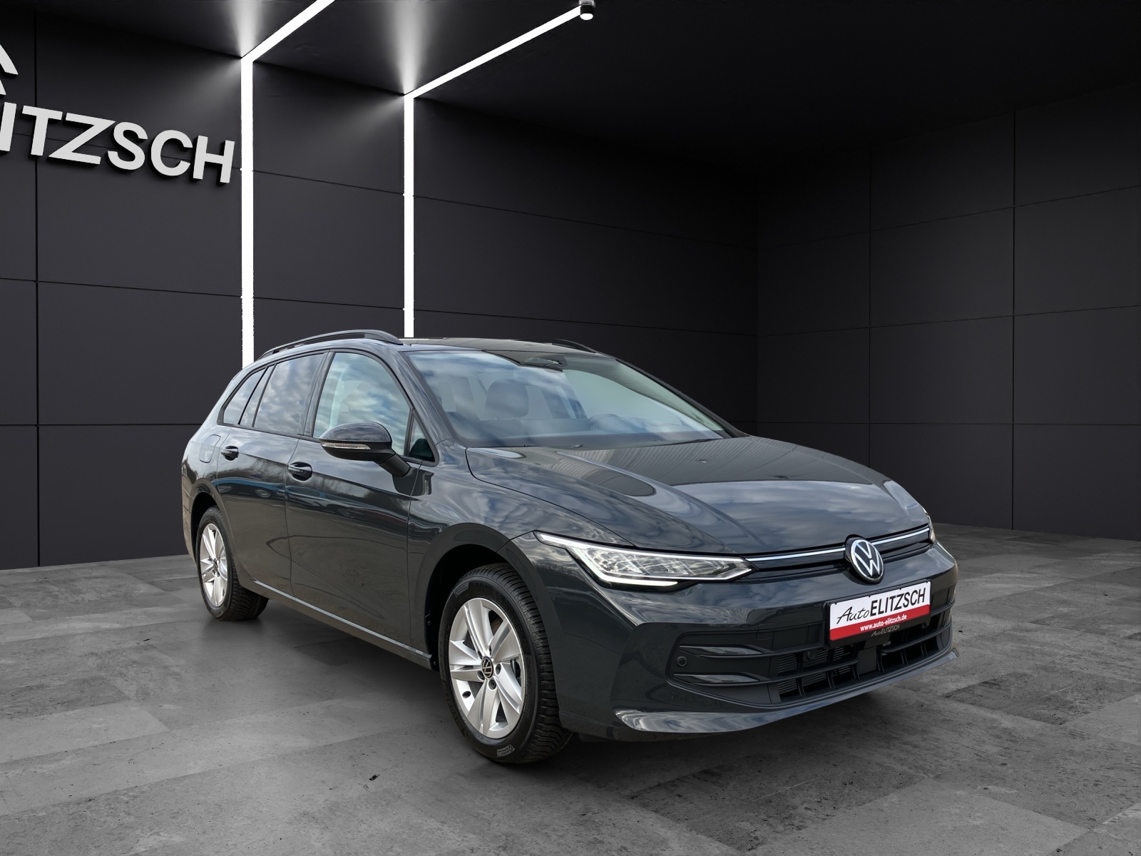 Fahrzeugabbildung Volkswagen Golf VIII Variant Life TSI LED ACC AHK SH HuD RearView AppConnect Navi Klima