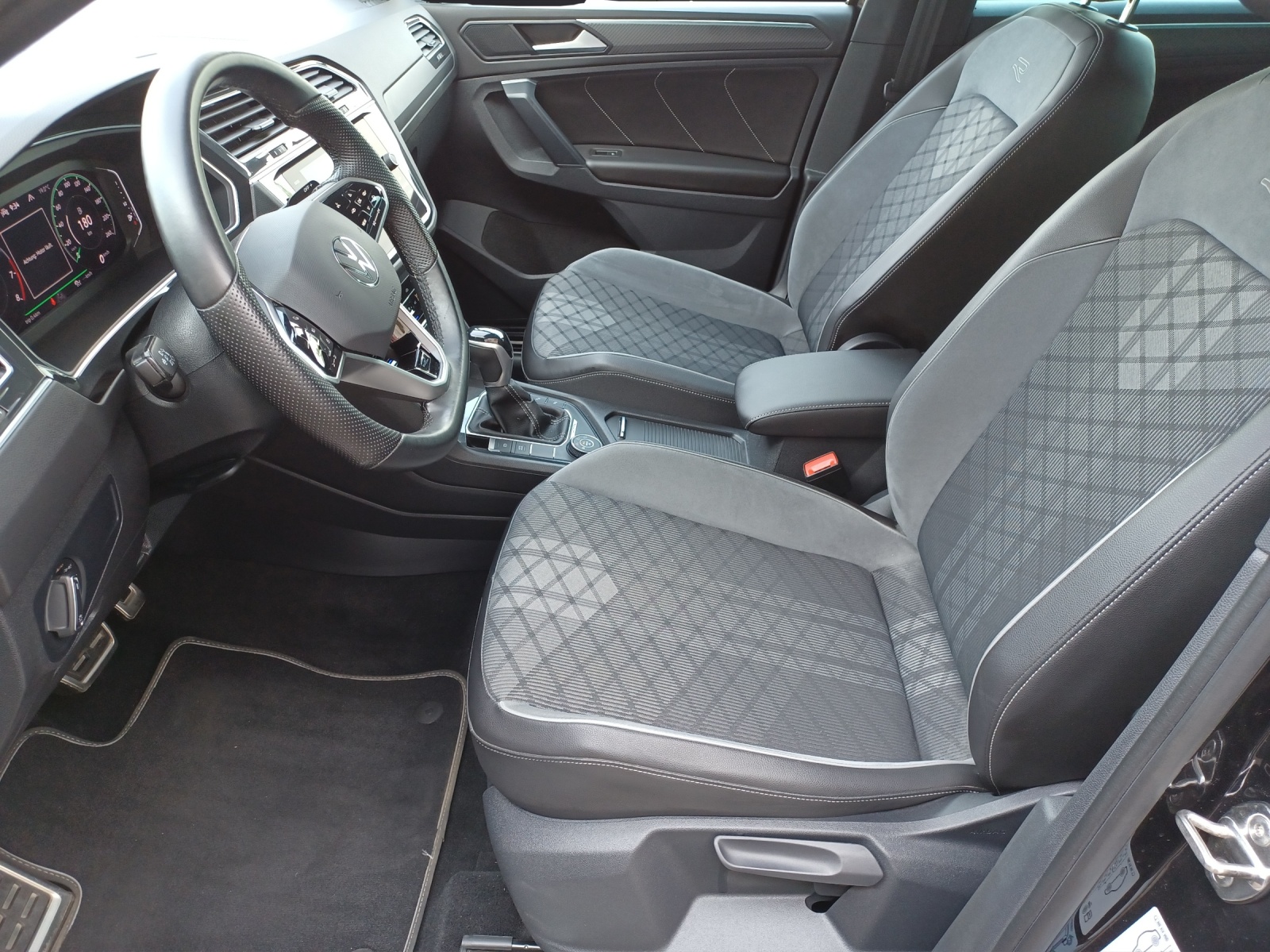 Fahrzeugabbildung Volkswagen Tiguan TSI R-Line 4M DSG STH Matrix AHK Navi AID ACC RFK 19