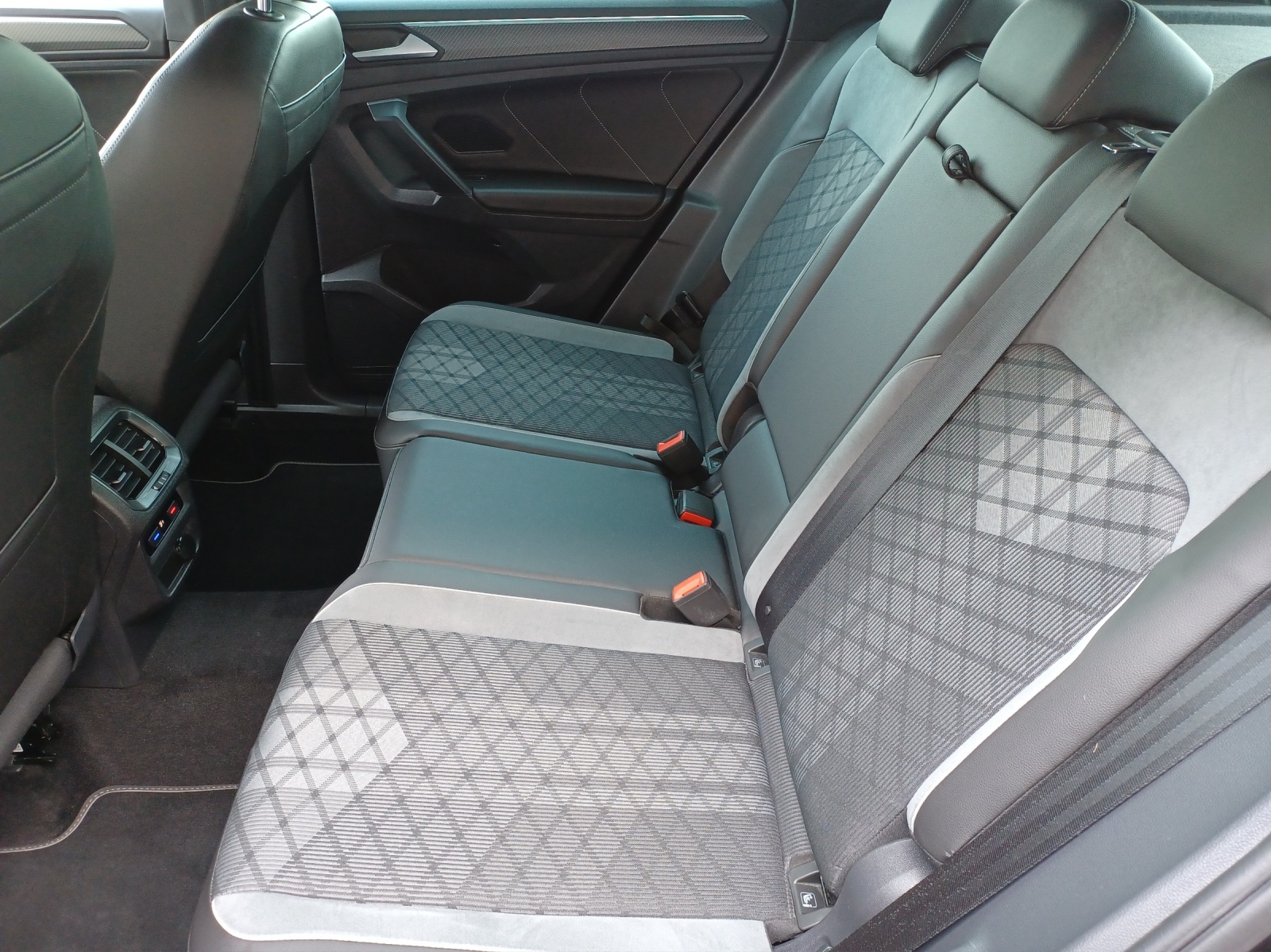 Fahrzeugabbildung Volkswagen Tiguan TSI R-Line 4M DSG STH Matrix AHK Navi AID ACC RFK 19