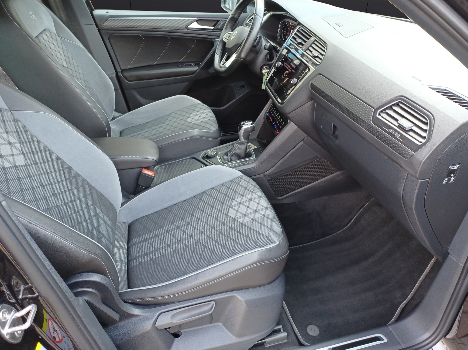 Fahrzeugabbildung Volkswagen Tiguan TSI R-Line 4M DSG STH Matrix AHK Navi AID ACC RFK 19