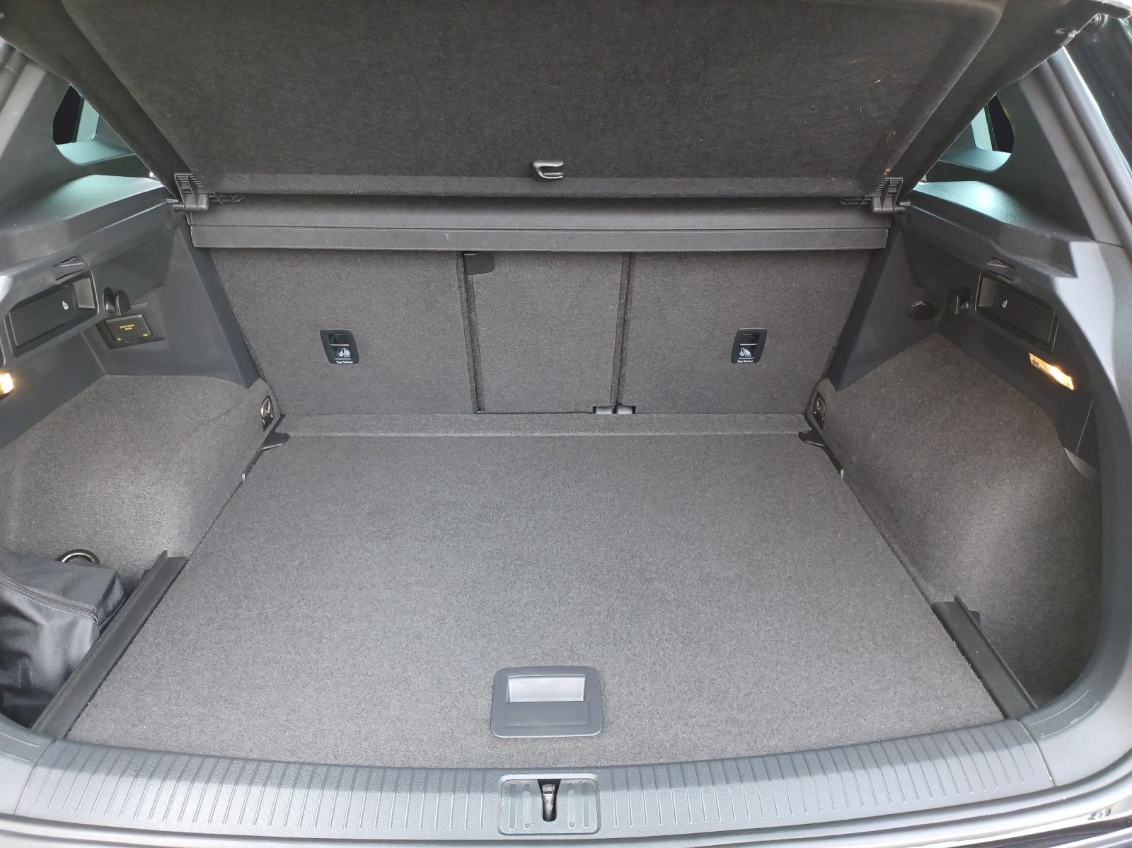 Fahrzeugabbildung Volkswagen Tiguan TSI R-Line 4M DSG STH Matrix AHK Navi AID ACC RFK 19