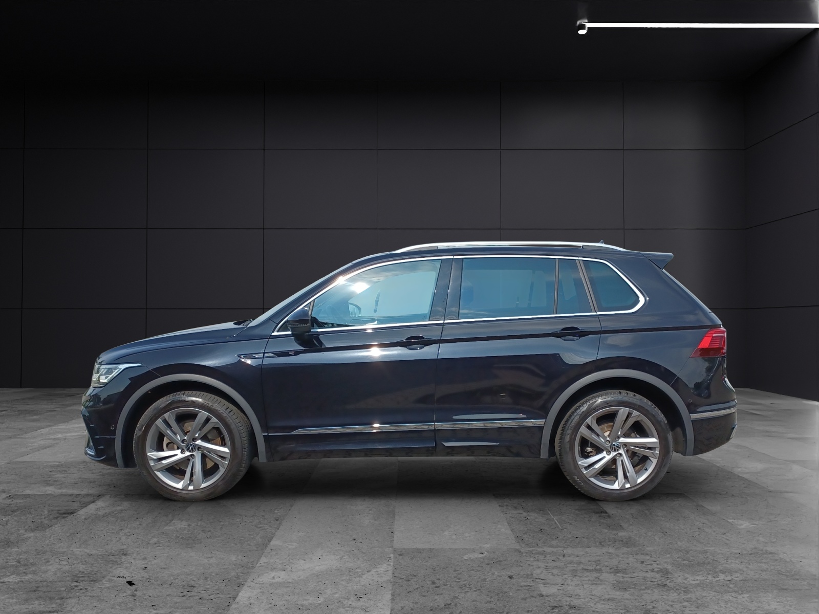 Fahrzeugabbildung Volkswagen Tiguan TSI R-Line 4M DSG STH Matrix AHK Navi AID ACC RFK 19