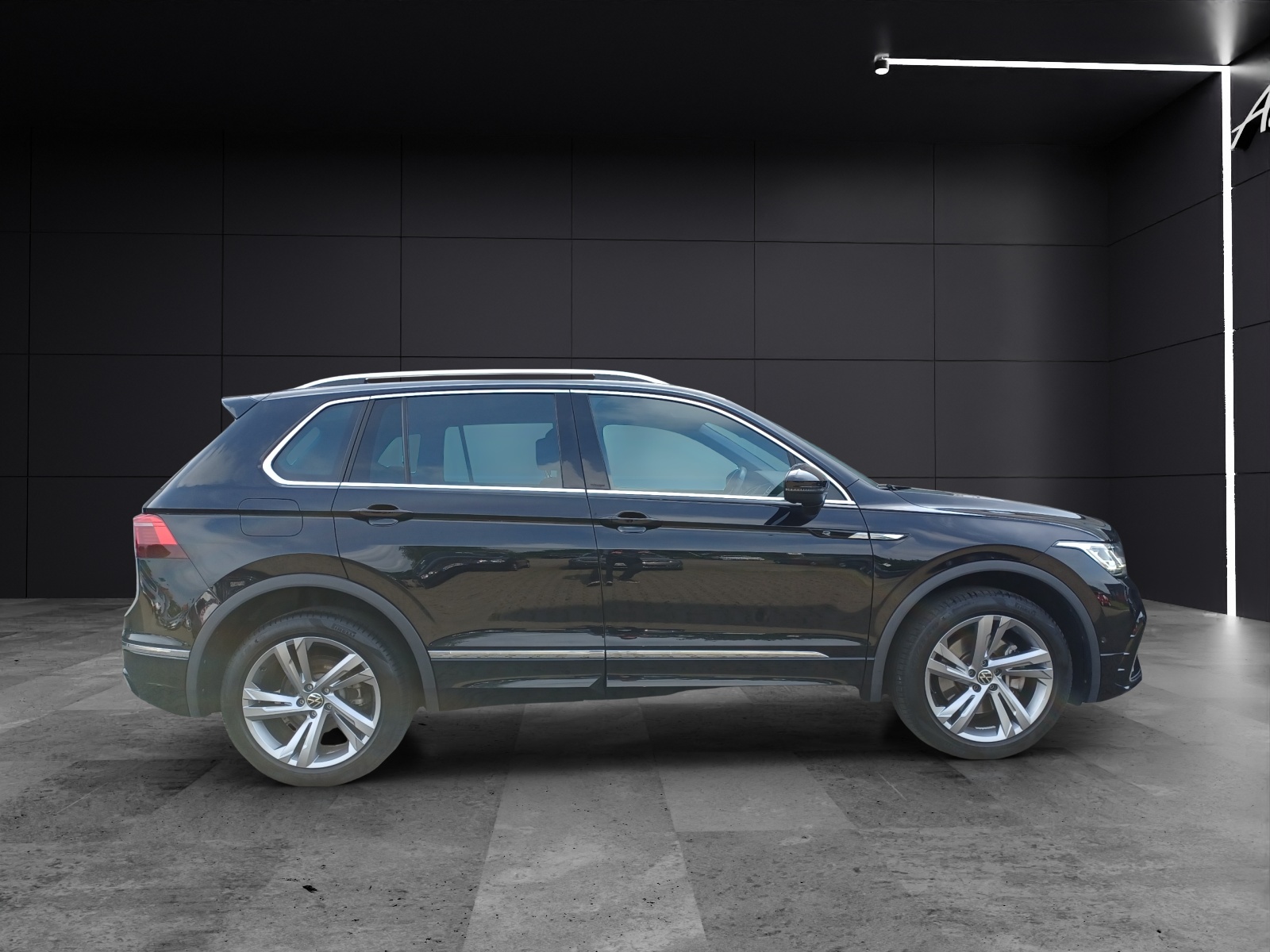Fahrzeugabbildung Volkswagen Tiguan TSI R-Line 4M DSG STH Matrix AHK Navi AID ACC RFK 19