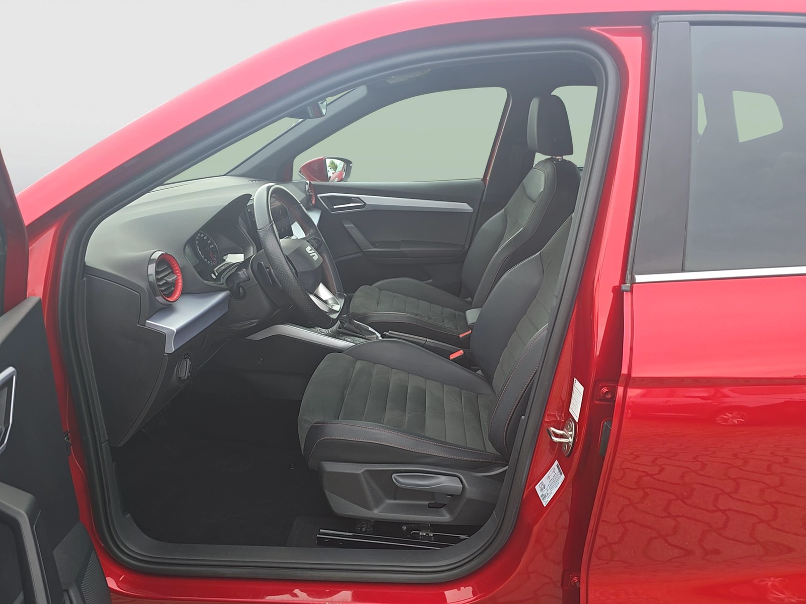 Fahrzeugabbildung SEAT Arona FR DSG LED Navi VC RFK KESSY SH