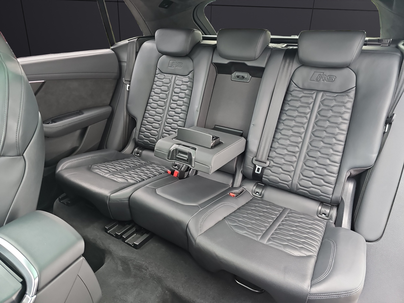 Fahrzeugabbildung Audi RS Q8 SPORT Vmax 280 23