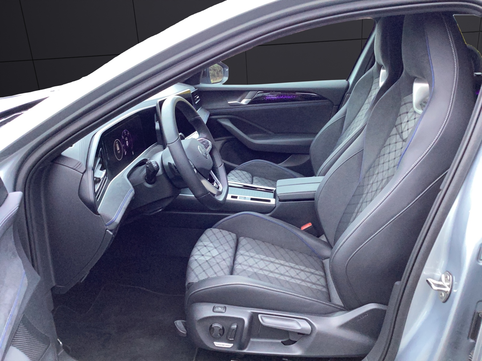 Fahrzeugabbildung Volkswagen Passat TDI DSG R-Line Black Style MATRIX ACC AHK HUD AID