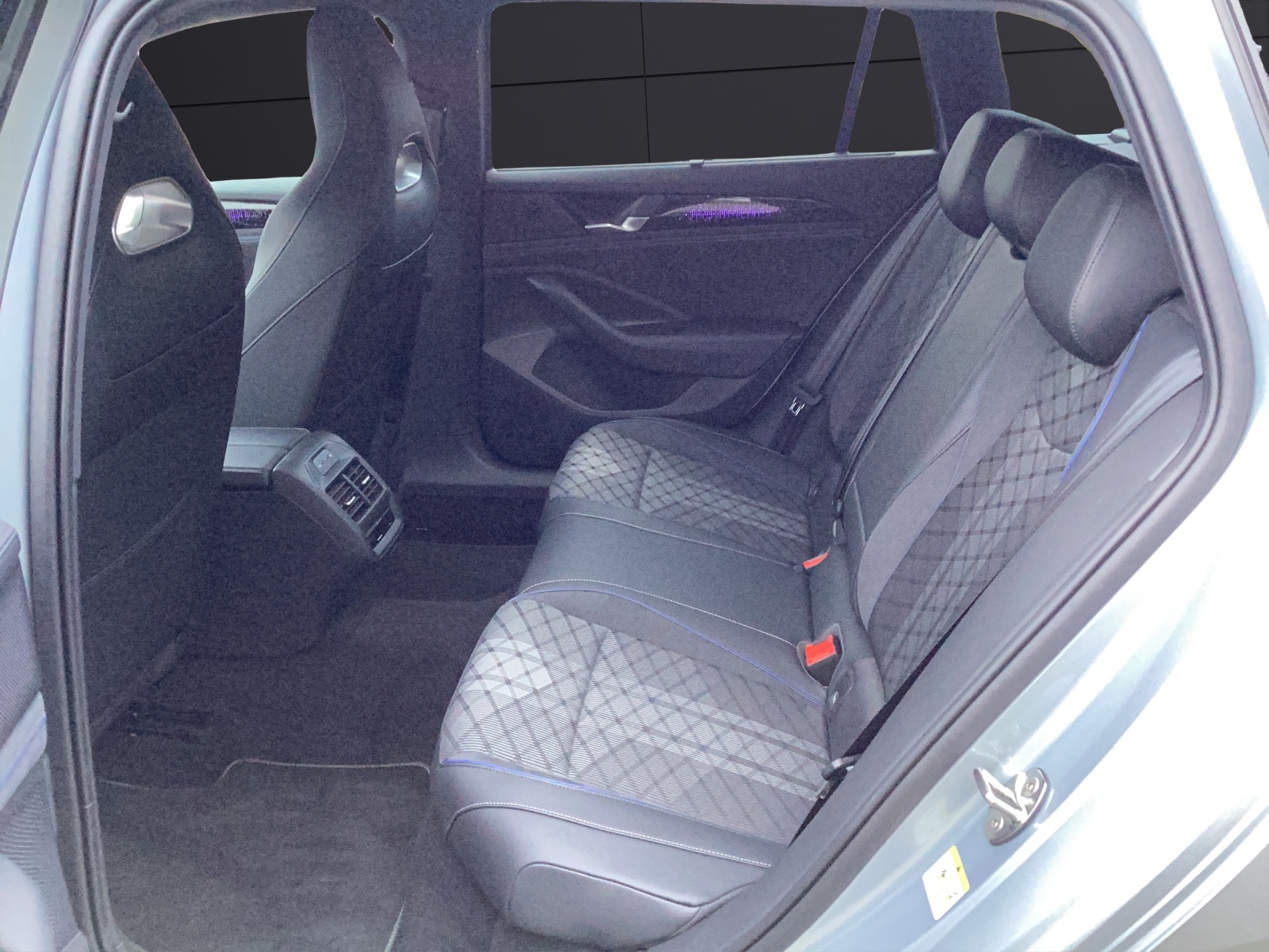 Fahrzeugabbildung Volkswagen Passat TDI DSG R-Line Black Style MATRIX ACC AHK HUD AID