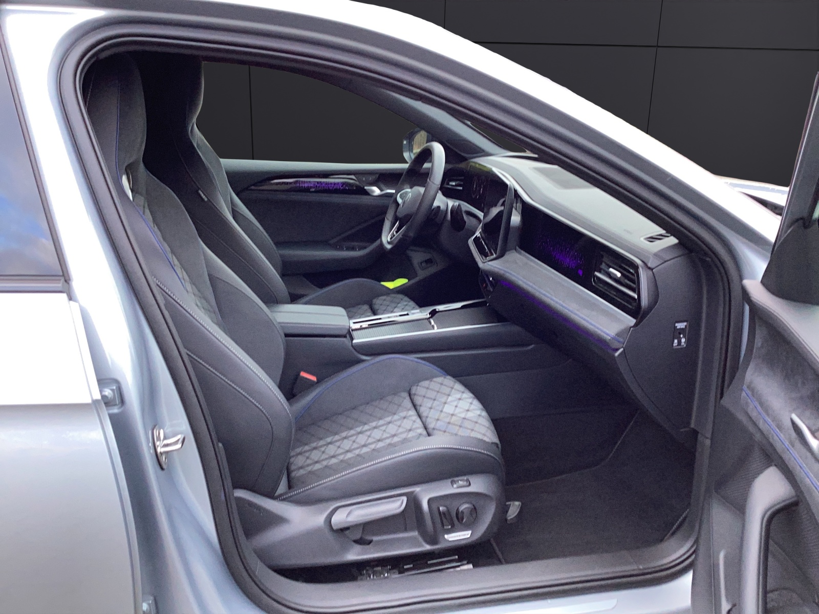 Fahrzeugabbildung Volkswagen Passat TDI DSG R-Line Black Style MATRIX ACC AHK HUD AID