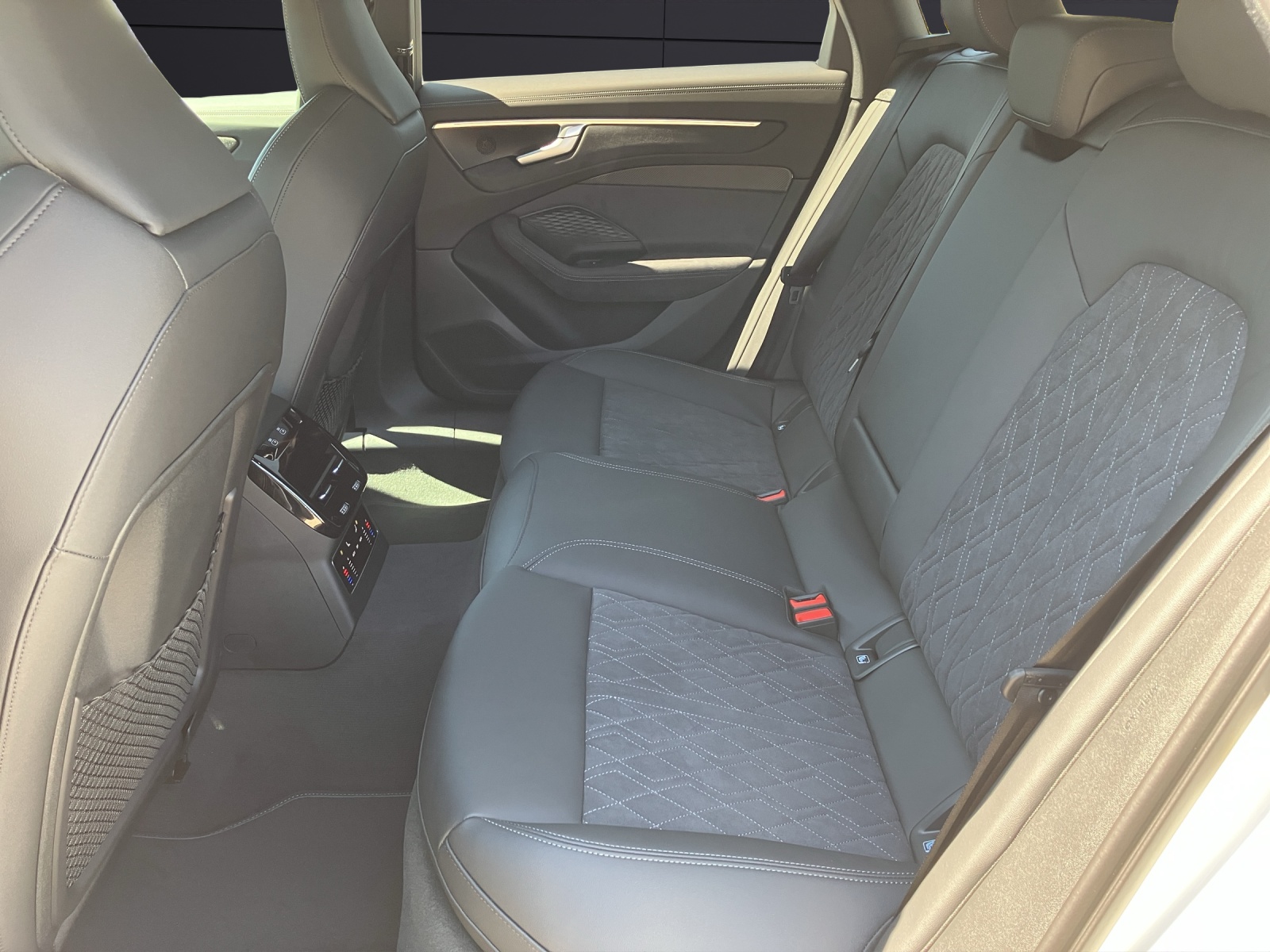 Fahrzeugabbildung Audi A6 Avant TDI quattro S tronic Matrix