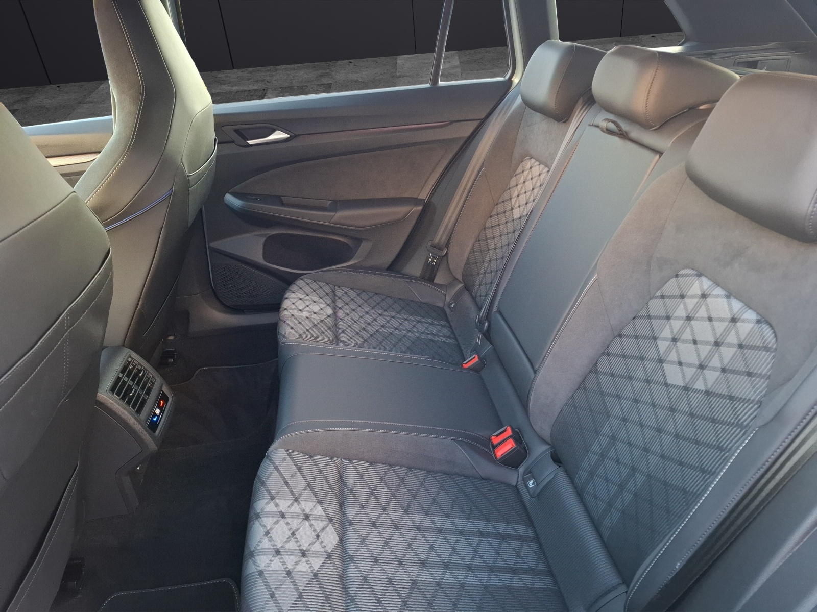 Fahrzeugabbildung Volkswagen Golf VIII Variant eTSI R-Line DSG LED AHK Navi AID HUD ACC RFK SH