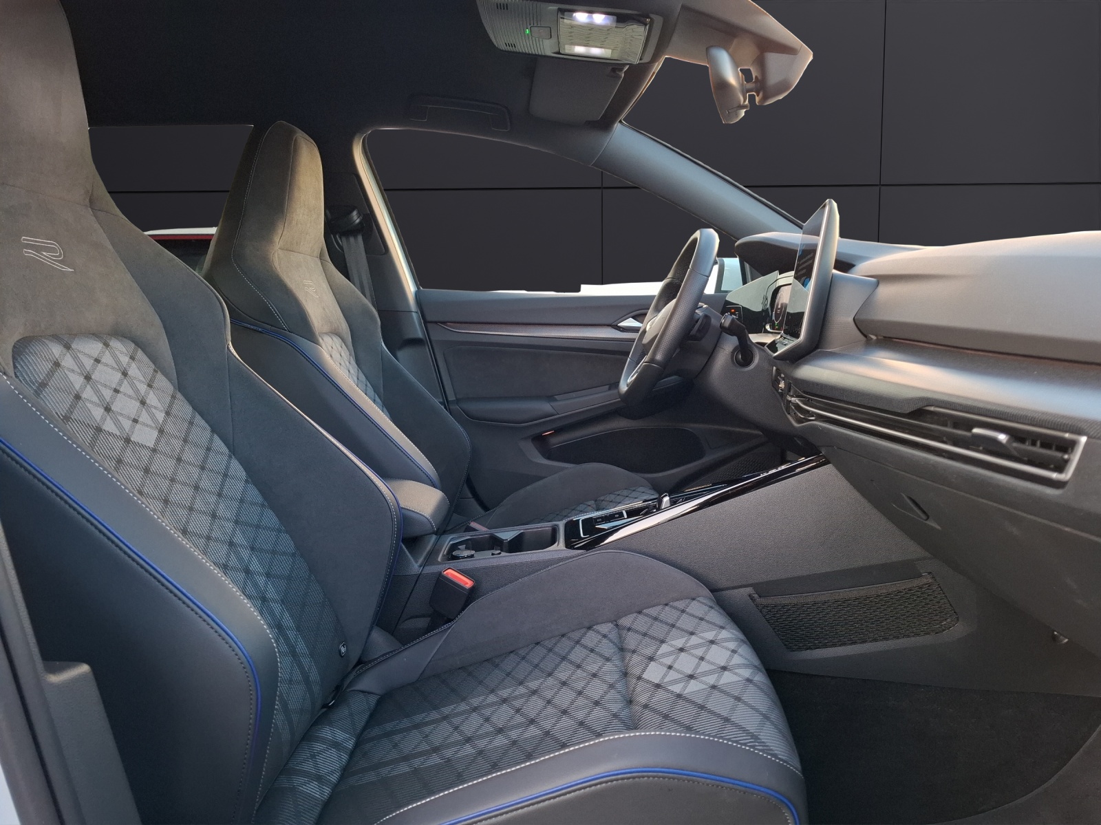 Fahrzeugabbildung Volkswagen Golf VIII Variant eTSI R-Line DSG LED AHK Navi AID HUD ACC RFK SH