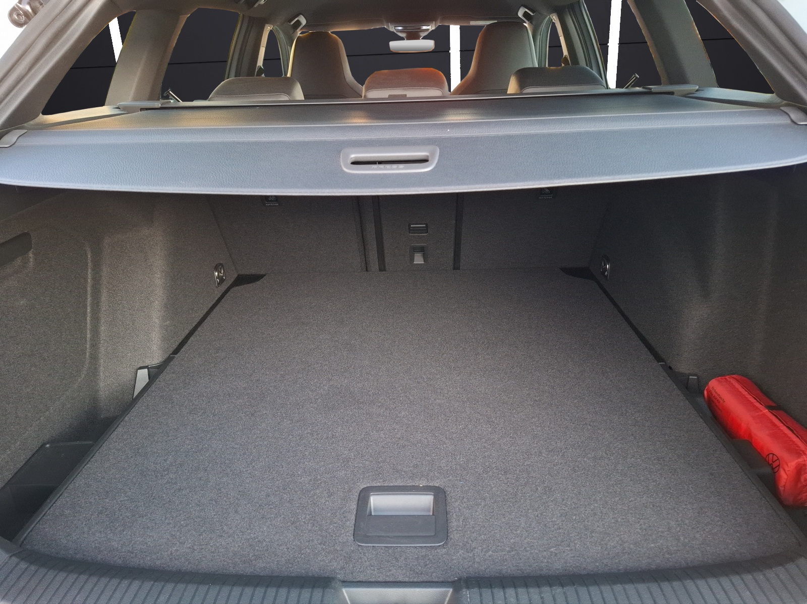 Fahrzeugabbildung Volkswagen Golf VIII Variant eTSI R-Line DSG LED AHK Navi AID HUD ACC RFK SH