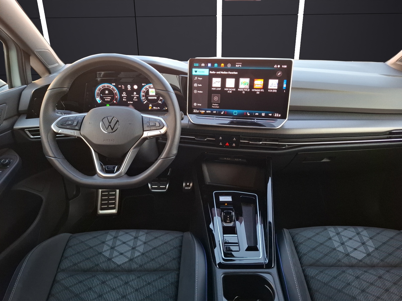 Fahrzeugabbildung Volkswagen Golf VIII Variant eTSI R-Line DSG LED AHK Navi AID HUD ACC RFK SH