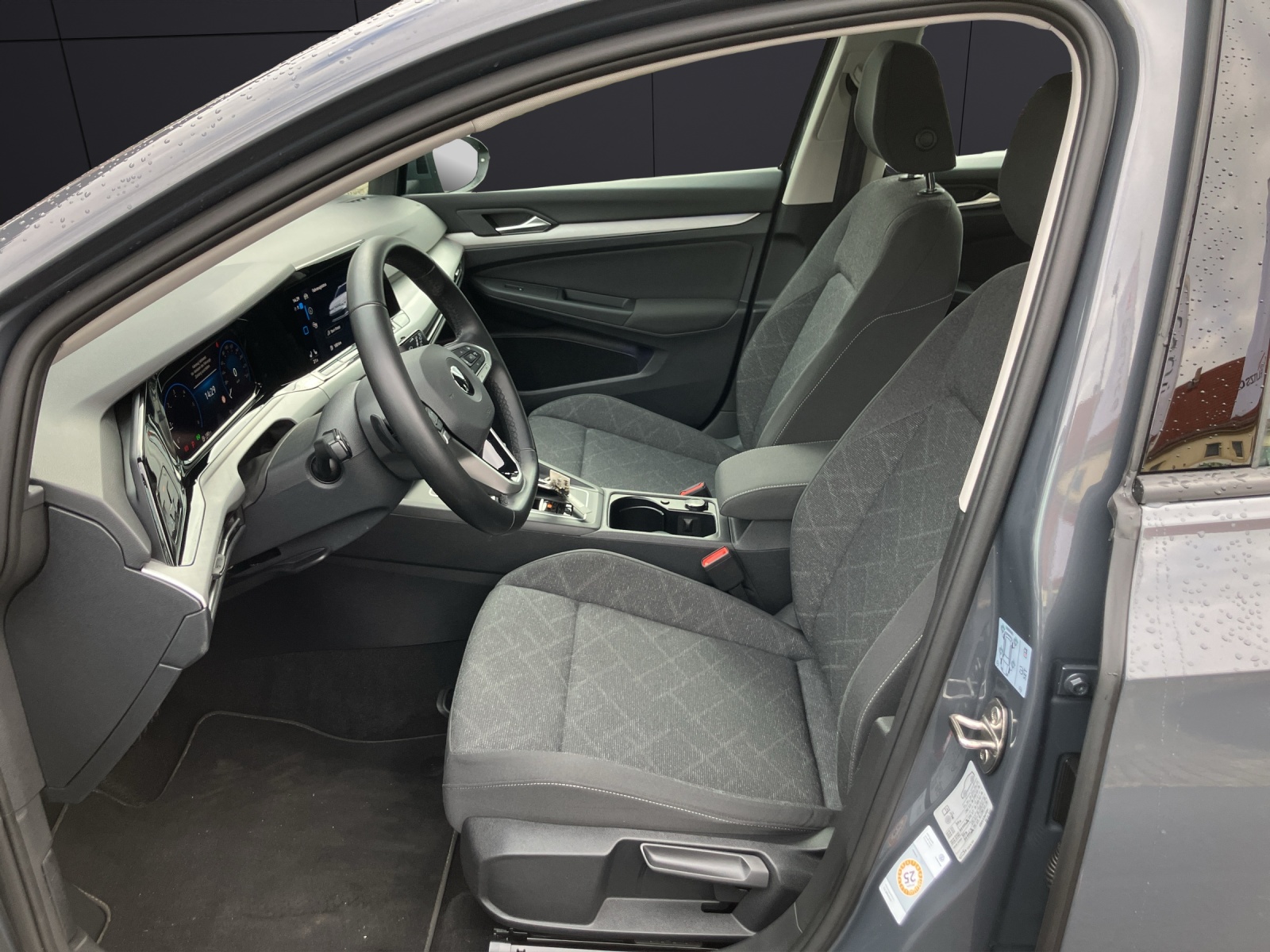 Fahrzeugabbildung Volkswagen Golf VIII Variant TDI Life DSG LED Navi AID ACC PDC SH