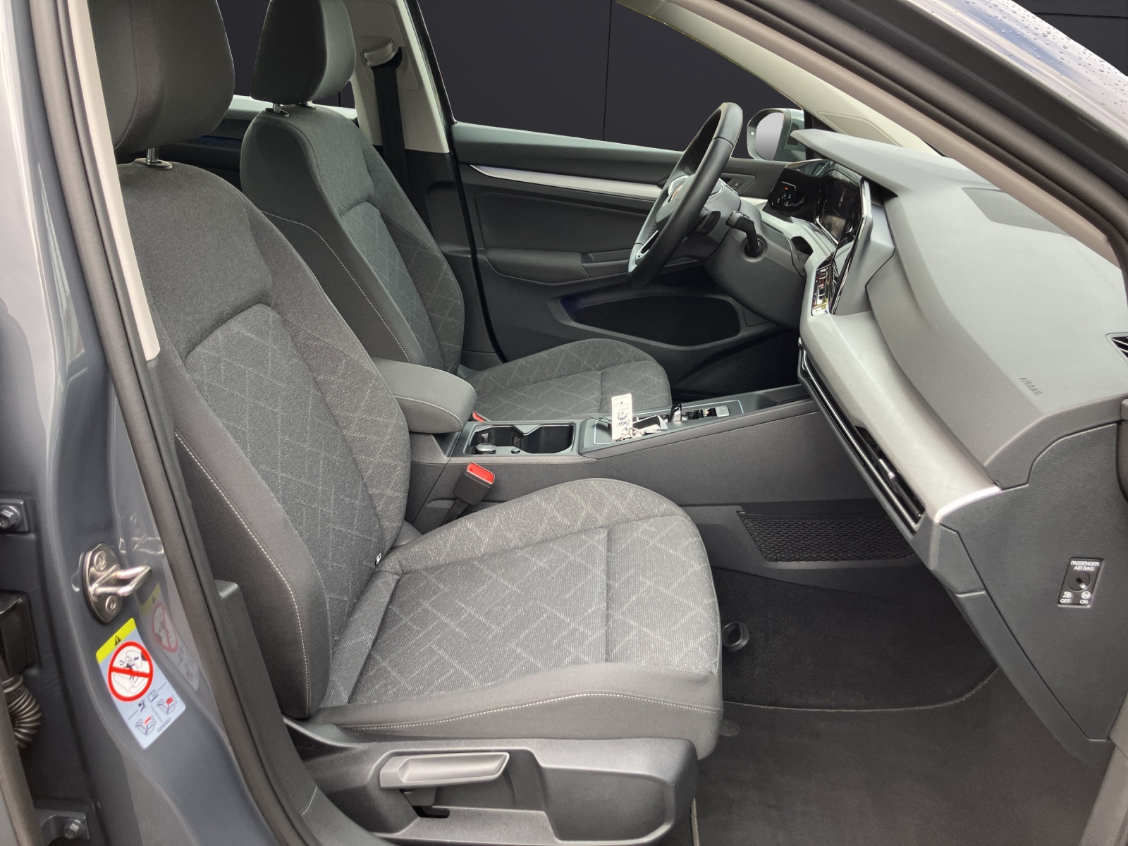 Fahrzeugabbildung Volkswagen Golf VIII Variant TDI Life DSG LED Navi AID ACC PDC SH