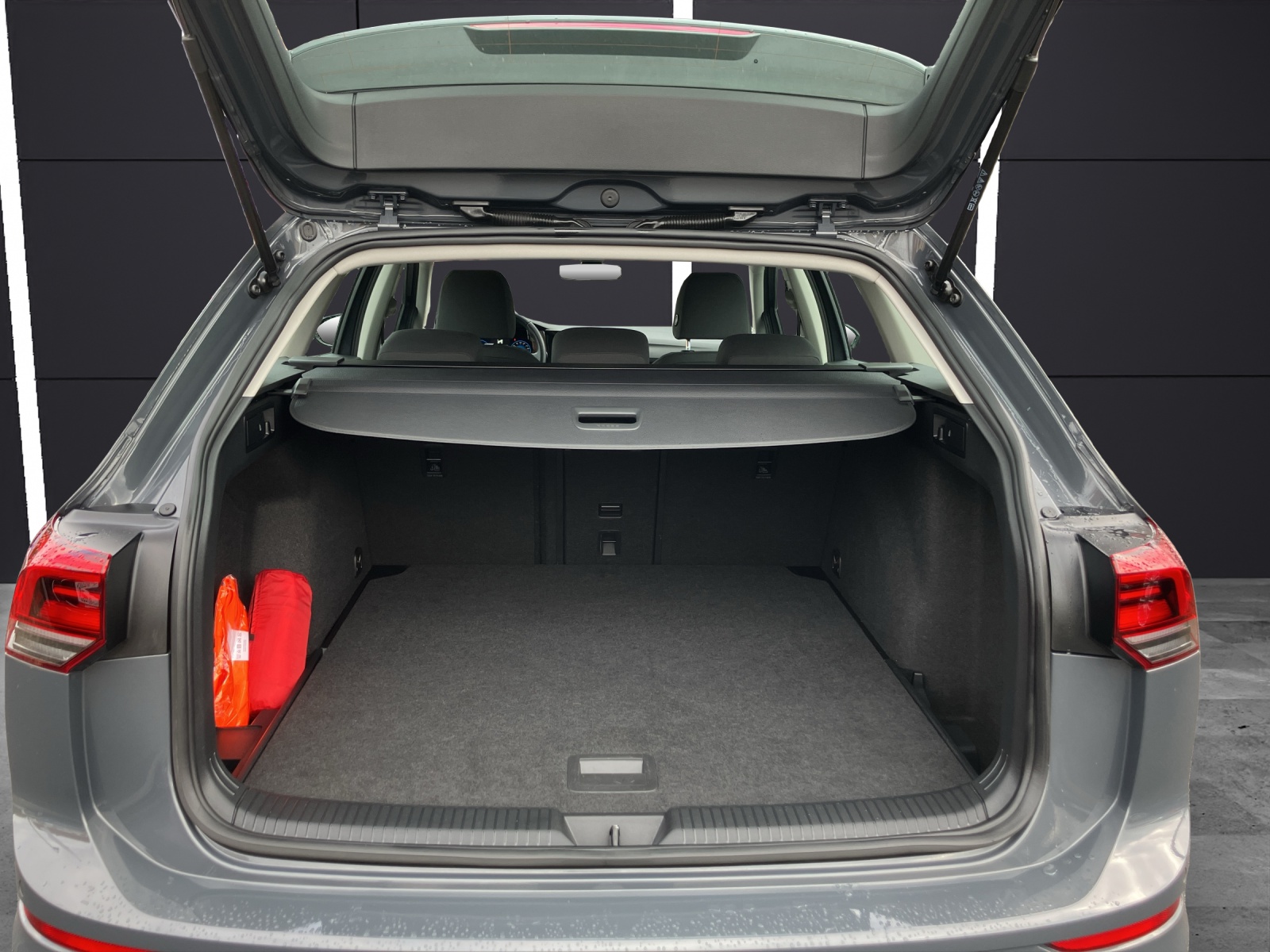 Fahrzeugabbildung Volkswagen Golf VIII Variant TDI Life DSG LED Navi AID ACC PDC SH