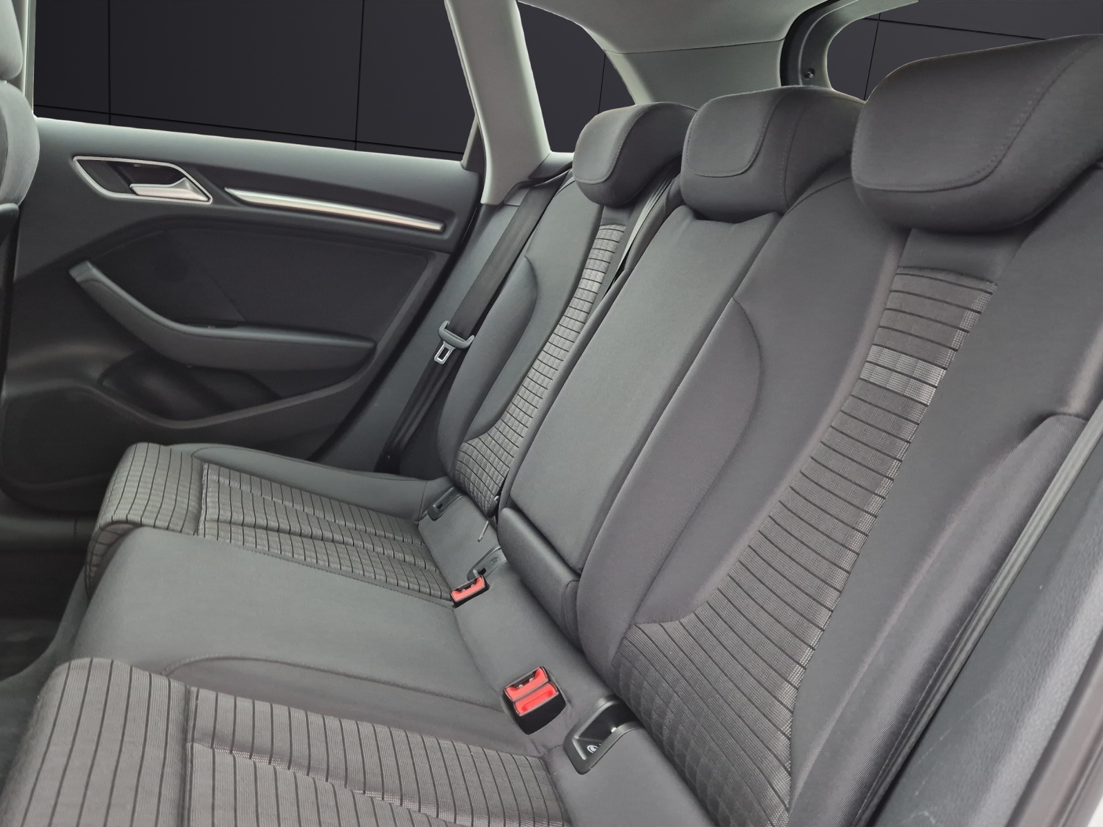 Fahrzeugabbildung Audi A3 Sportback TSI sport S-Line Matrix Navi AVC SH 18