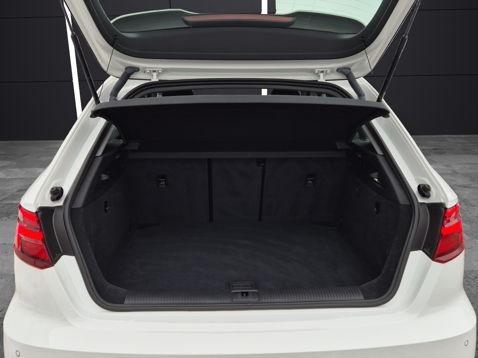 Fahrzeugabbildung Audi A3 Sportback TSI sport S-Line Matrix Navi AVC SH 18