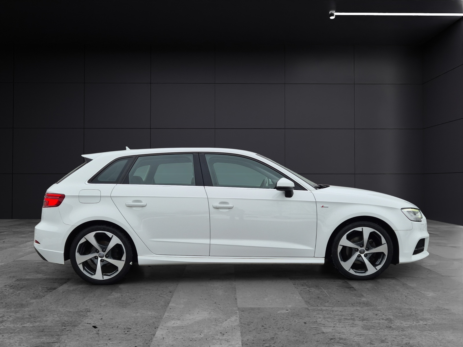 Fahrzeugabbildung Audi A3 Sportback TSI sport S-Line Matrix Navi AVC SH 18