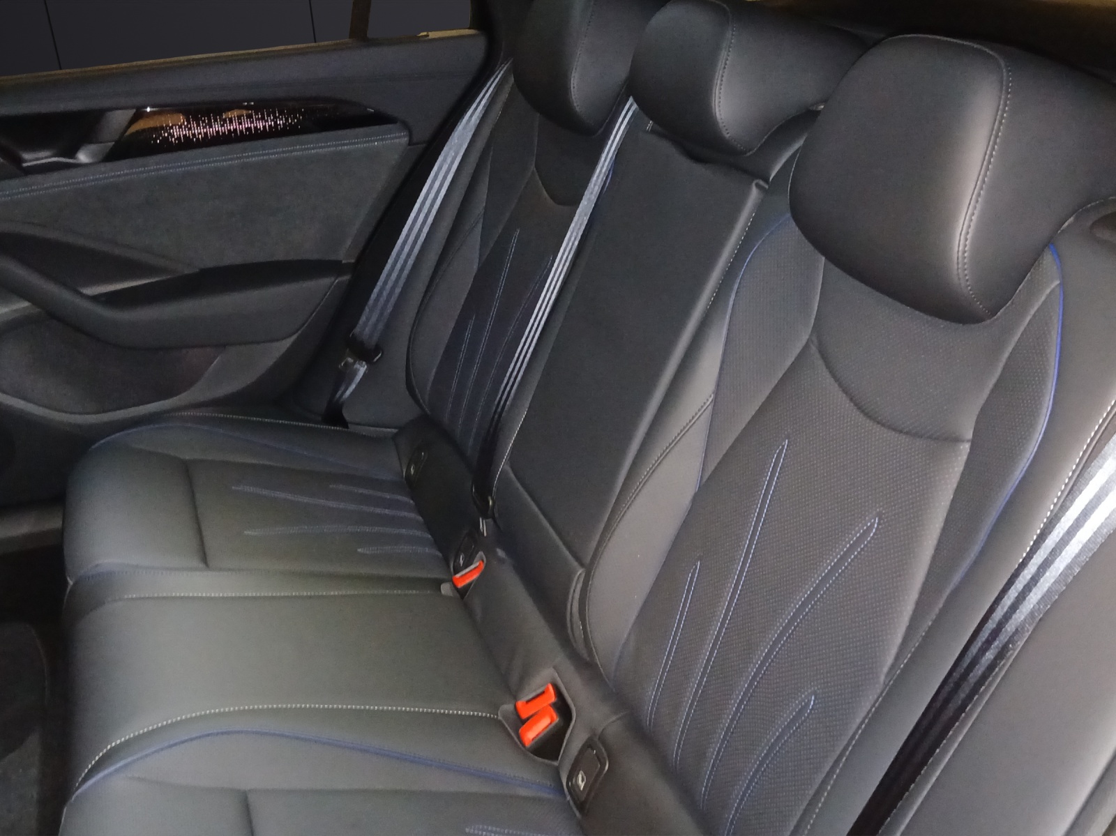 Fahrzeugabbildung Volkswagen Passat Variant R-Line AHZV IQ.DRIVE