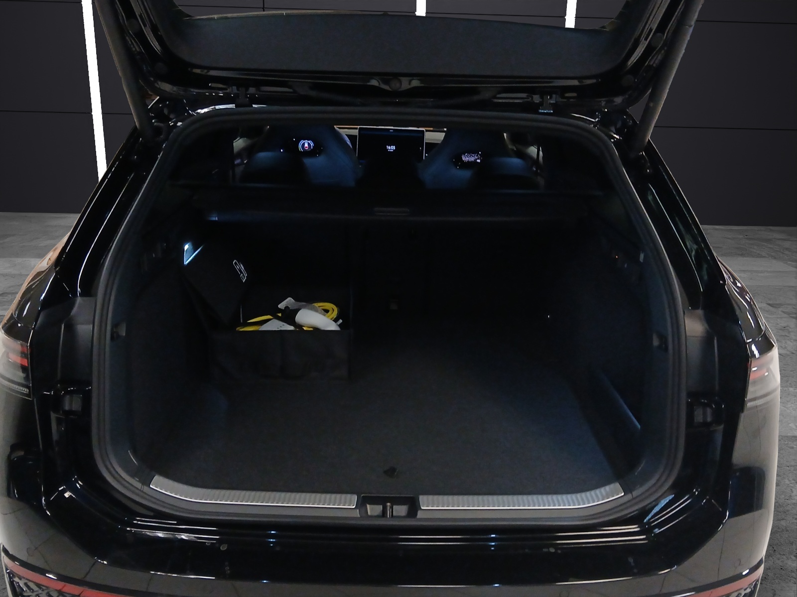 Fahrzeugabbildung Volkswagen Passat Variant R-Line AHZV IQ.DRIVE