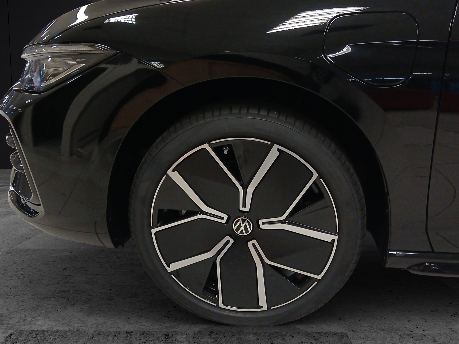 Fahrzeugabbildung Volkswagen Passat Variant R-Line AHZV IQ.DRIVE