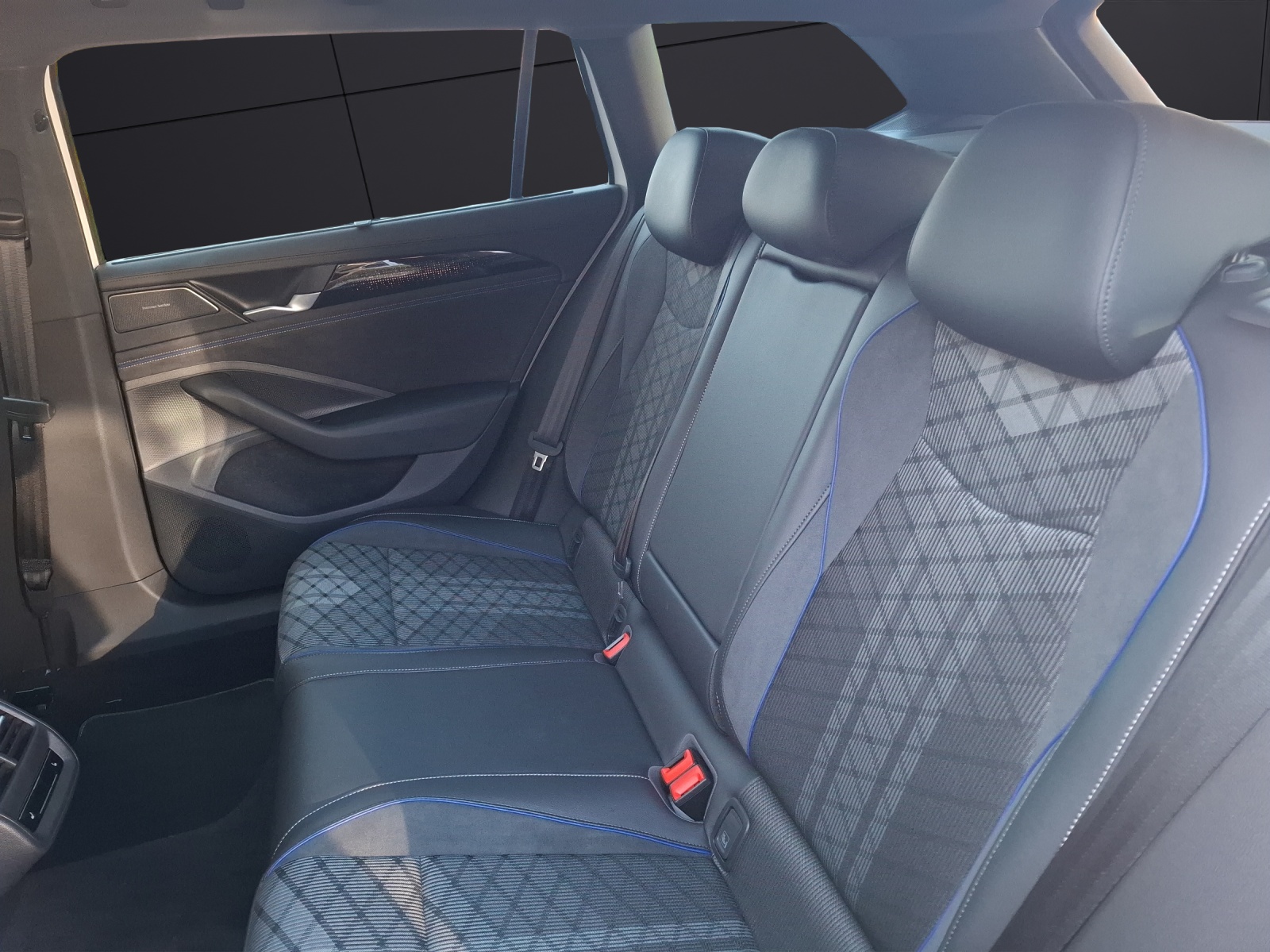 Fahrzeugabbildung Volkswagen Passat TDI R-line Pano STH IQ.Light AHK ACC