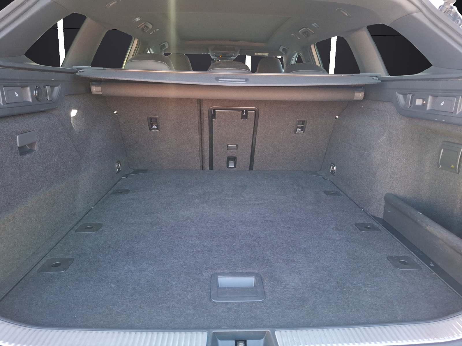 Fahrzeugabbildung Volkswagen Passat TDI R-line Pano STH IQ.Light AHK ACC