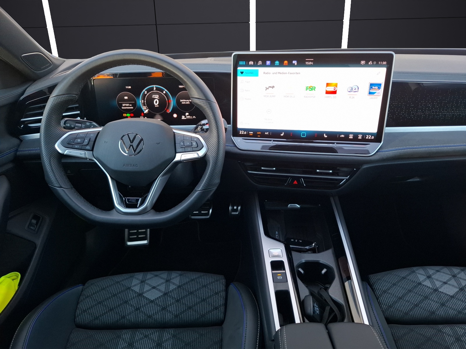 Fahrzeugabbildung Volkswagen Passat TDI R-line Pano STH IQ.Light AHK ACC