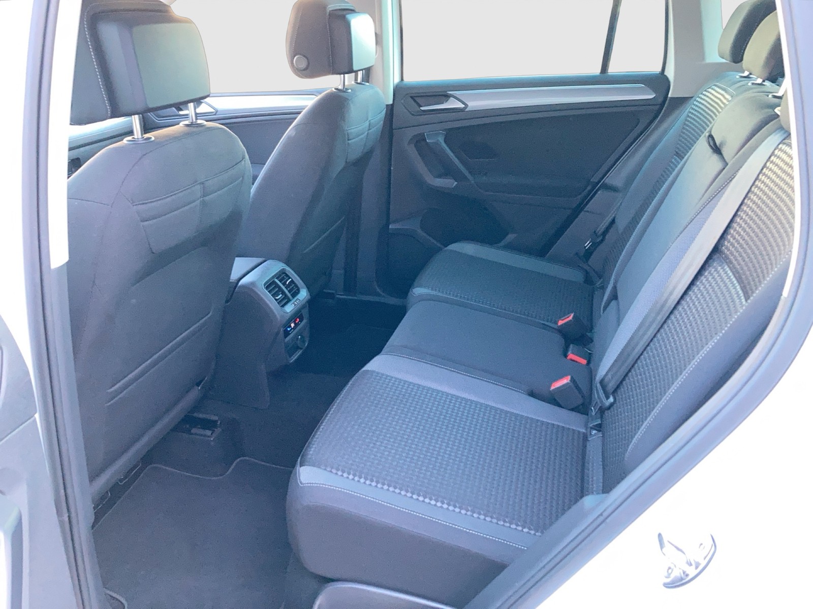 Fahrzeugabbildung Volkswagen Tiguan TDI Active DSG LED Navi ACC PDC SHZ