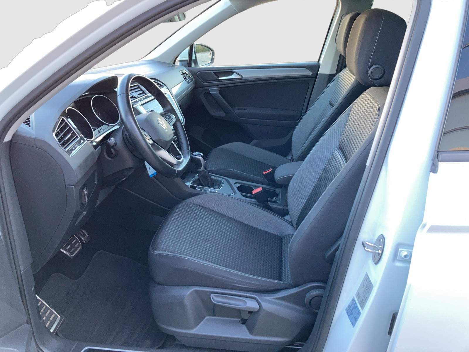 Fahrzeugabbildung Volkswagen Tiguan TDI Active DSG LED Navi ACC PDC SHZ