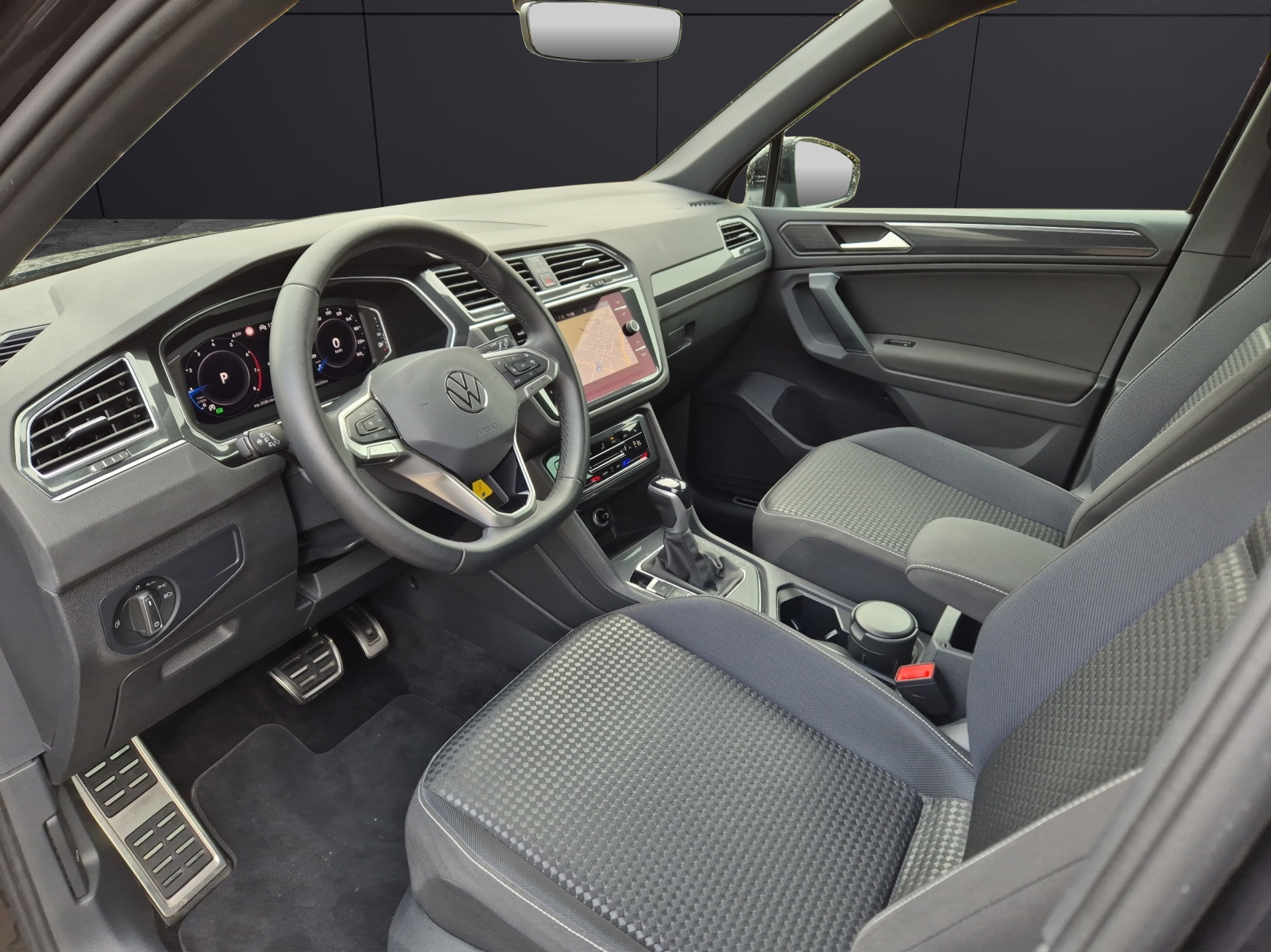 Fahrzeugabbildung Volkswagen Tiguan TSI United DSG LED Navi AID ACC Park-Assist SH