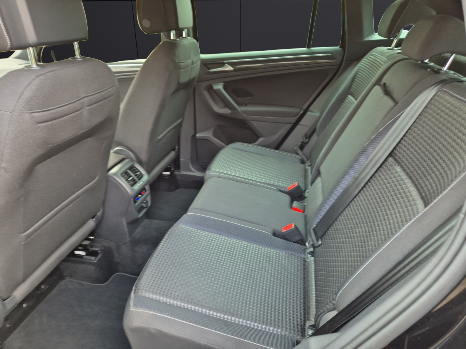 Fahrzeugabbildung Volkswagen Tiguan TSI United DSG LED Navi AID ACC Park-Assist SH