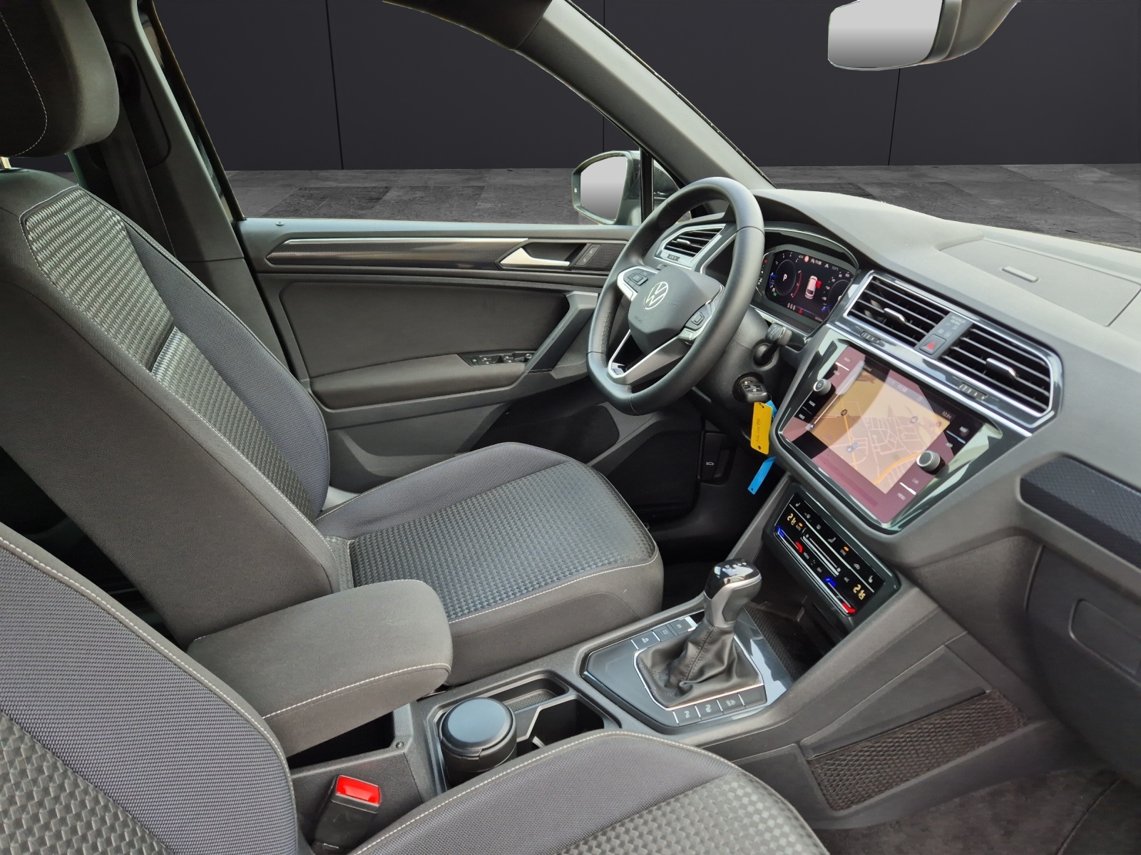 Fahrzeugabbildung Volkswagen Tiguan TSI United DSG LED Navi AID ACC Park-Assist SH