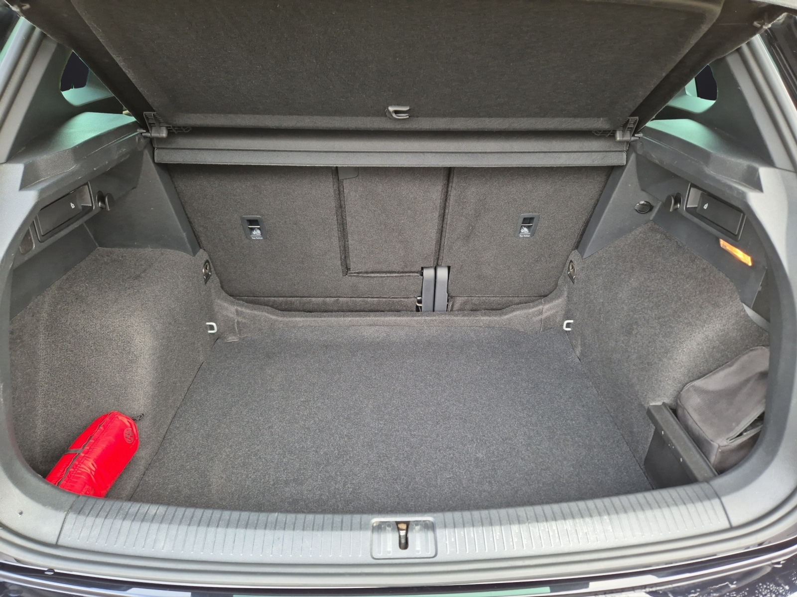 Fahrzeugabbildung Volkswagen Tiguan TSI United DSG LED Navi AID ACC Park-Assist SH