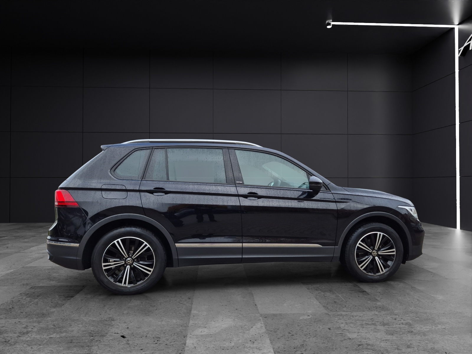Fahrzeugabbildung Volkswagen Tiguan TSI United DSG LED Navi AID ACC Park-Assist SH