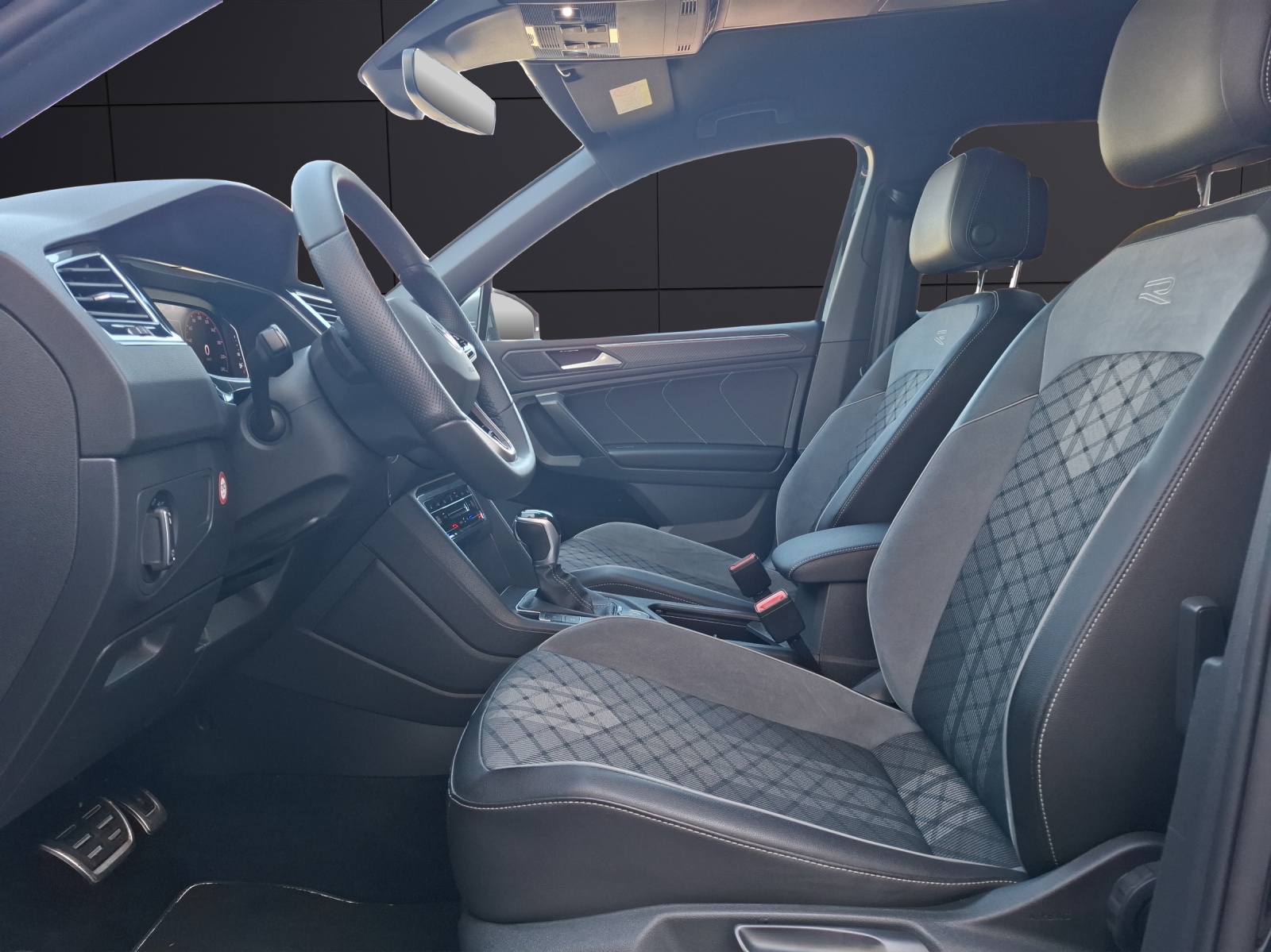 Fahrzeugabbildung Volkswagen Tiguan Allspace TDI R-Line DSG 4M Matrix AHK Navi AID ACC RFK SH 20