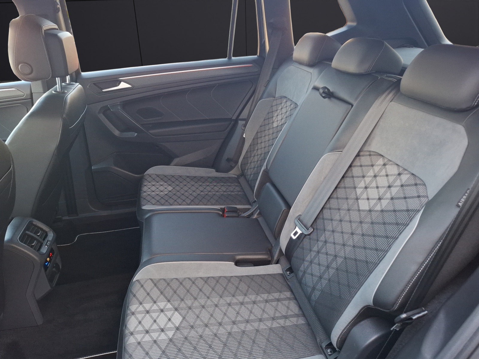 Fahrzeugabbildung Volkswagen Tiguan Allspace TDI R-Line DSG 4M Matrix AHK Navi AID ACC RFK SH 20