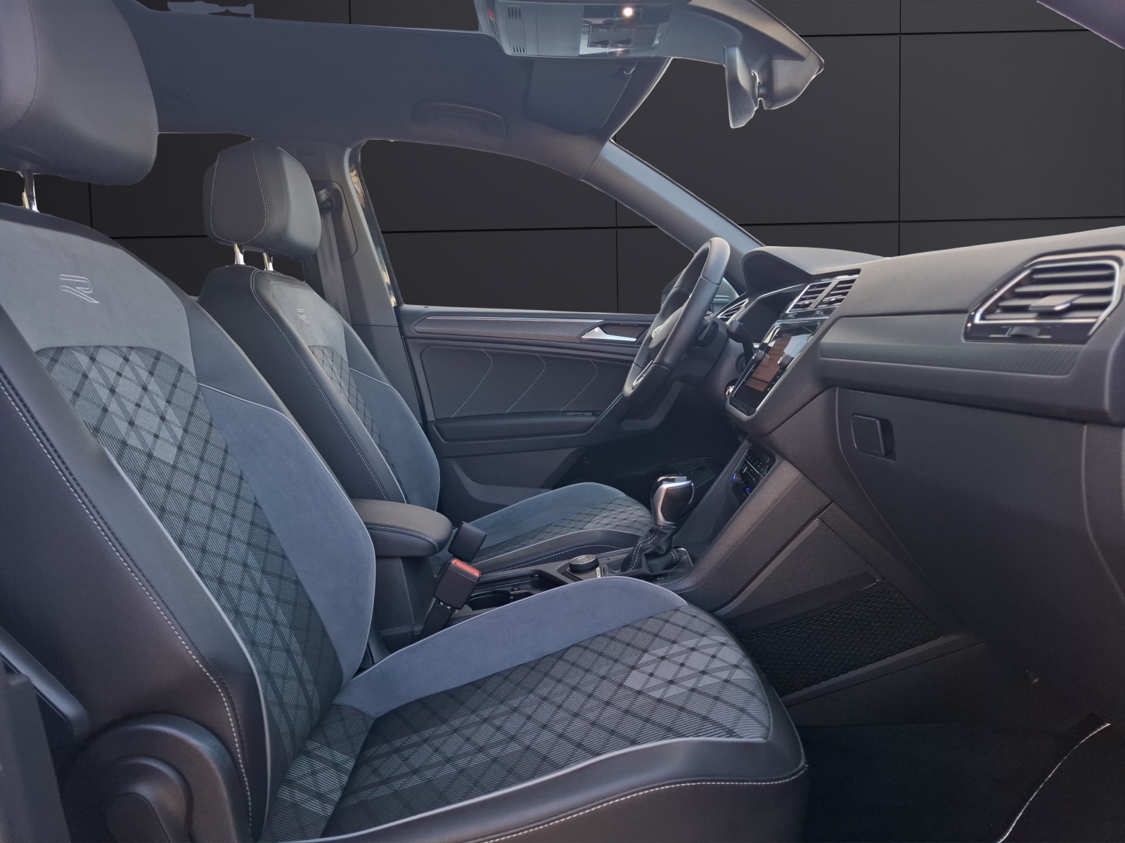 Fahrzeugabbildung Volkswagen Tiguan Allspace TDI R-Line DSG 4M Matrix AHK Navi AID ACC RFK SH 20