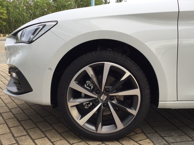 Fahrzeugabbildung SEAT Leon ST TSI FR DSG LED AHK Navi VC ACC RFK SHZ