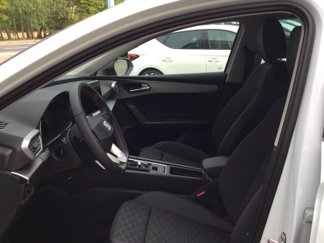 Fahrzeugabbildung SEAT Leon ST TSI FR DSG LED AHK Navi VC ACC RFK SHZ