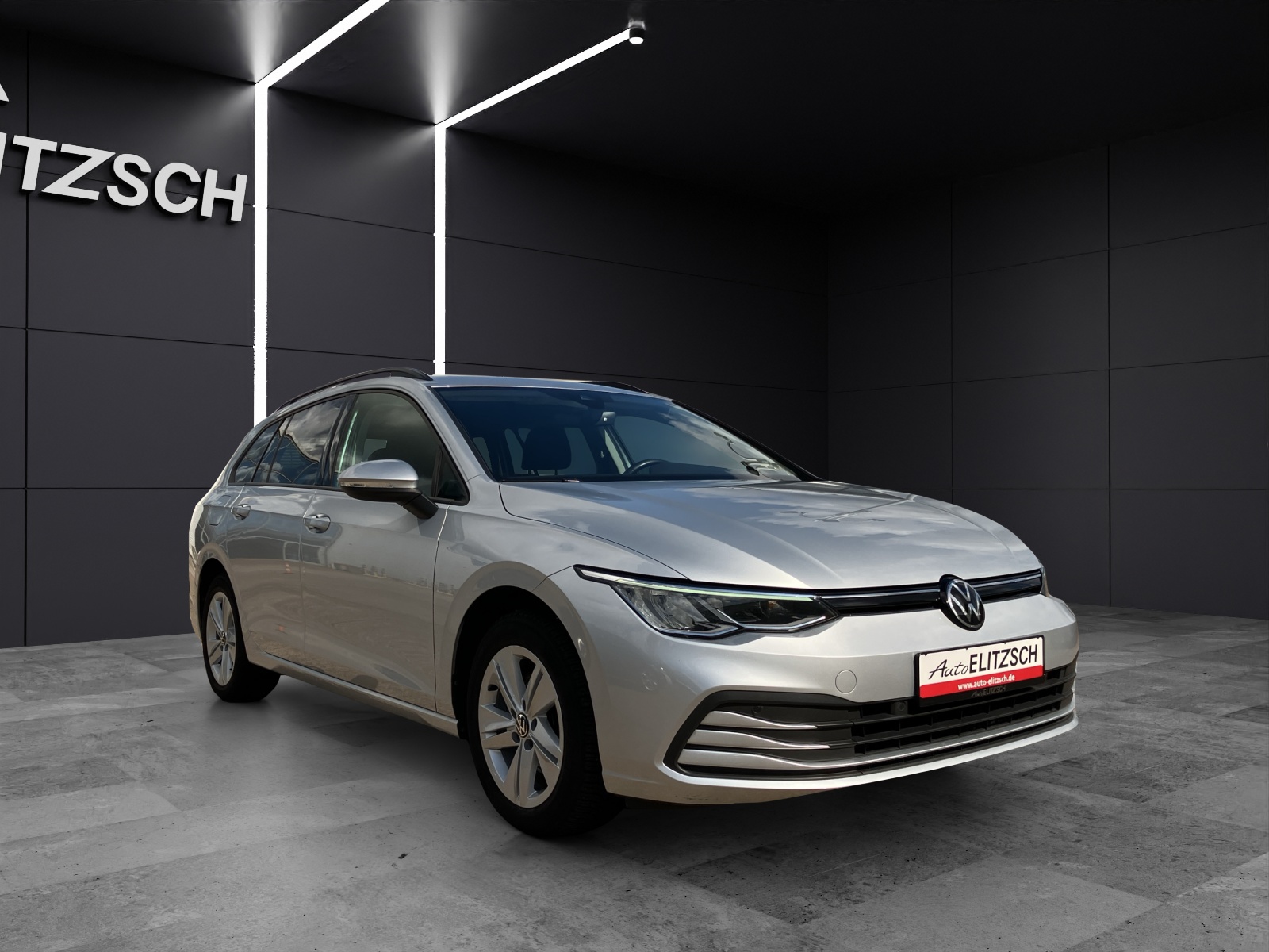 Fahrzeugabbildung Volkswagen Golf VIII Variant TDI Life DSG LED Navi ACC AHK SHZ PDC