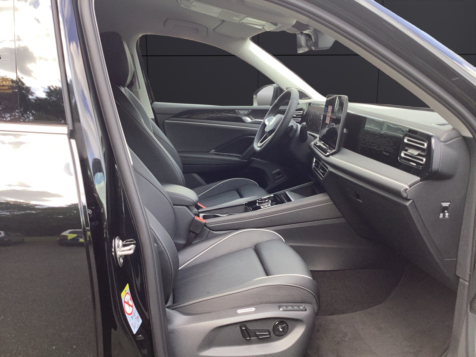 Fahrzeugabbildung Volkswagen Tiguan TDI Elegance IQ-LED H&K AHZV HuD AreaView