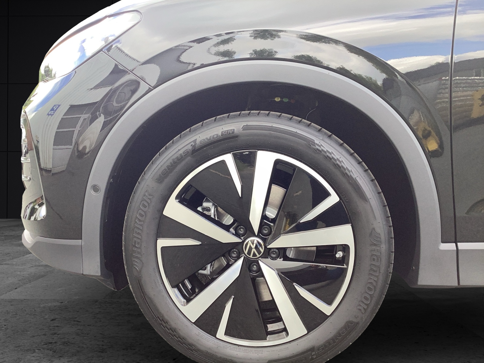 Fahrzeugabbildung Volkswagen Tiguan TDI Elegance IQ-LED H&K AHZV HuD AreaView