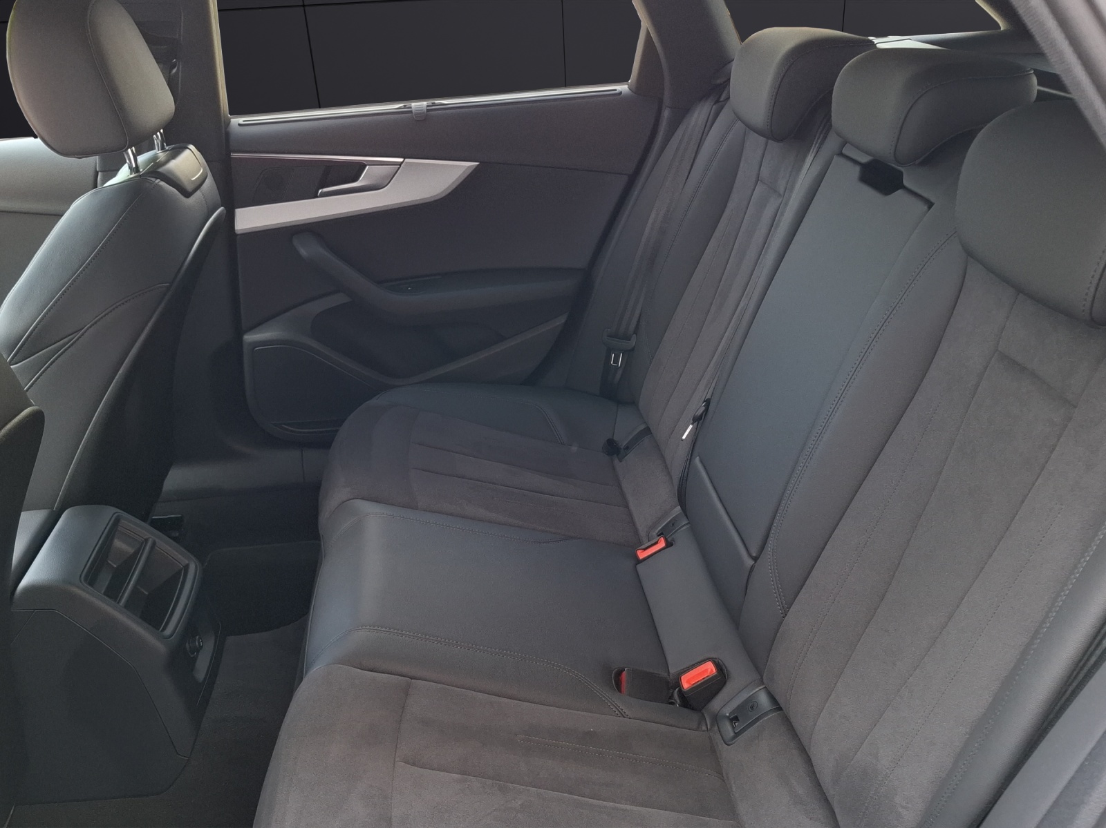 Fahrzeugabbildung Audi A4 Avant 45 TFSI S-line Edition qu Matrix Navi AVC ACC SHZ 19
