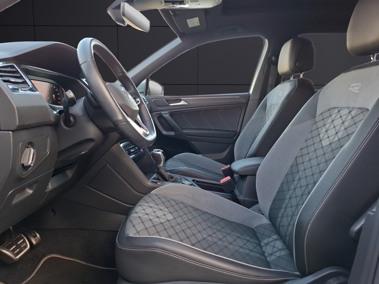 Fahrzeugabbildung Volkswagen Tiguan Allspace TSI R-Line DSG 4M Matrix Navi AID Pano ACC RFK SH 20