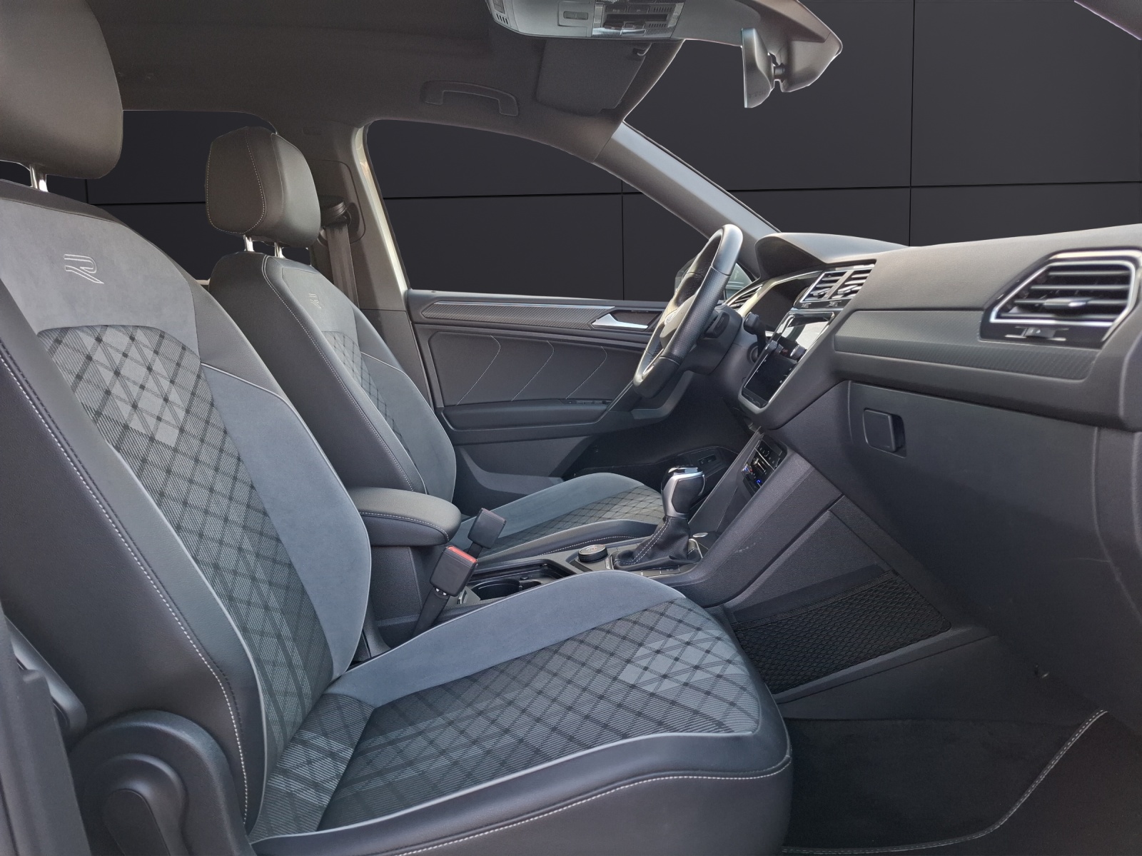 Fahrzeugabbildung Volkswagen Tiguan Allspace TSI R-Line DSG 4M Matrix Navi AID Pano ACC RFK SH 20