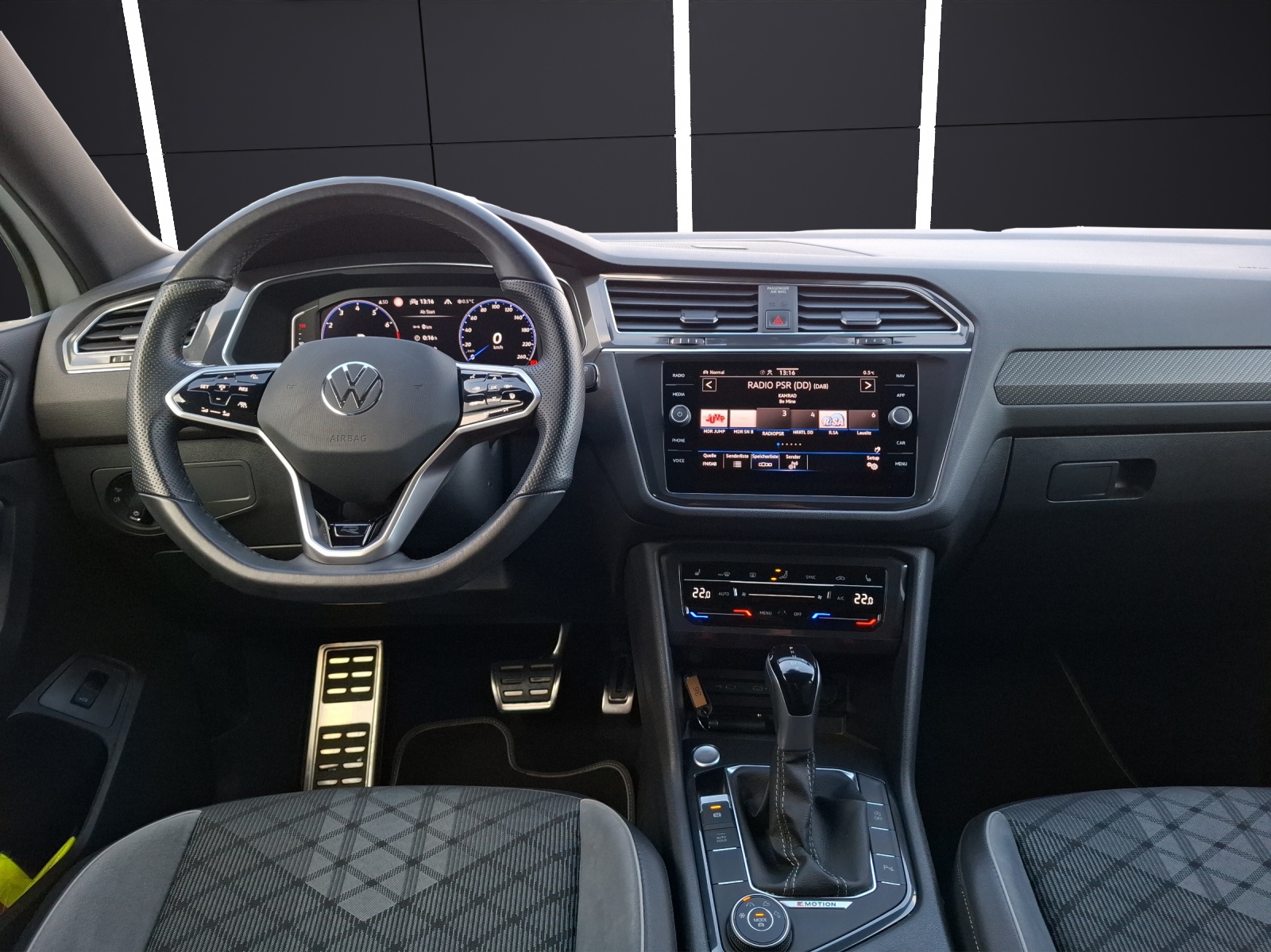 Fahrzeugabbildung Volkswagen Tiguan Allspace TSI R-Line DSG 4M Matrix Navi AID Pano ACC RFK SH 20