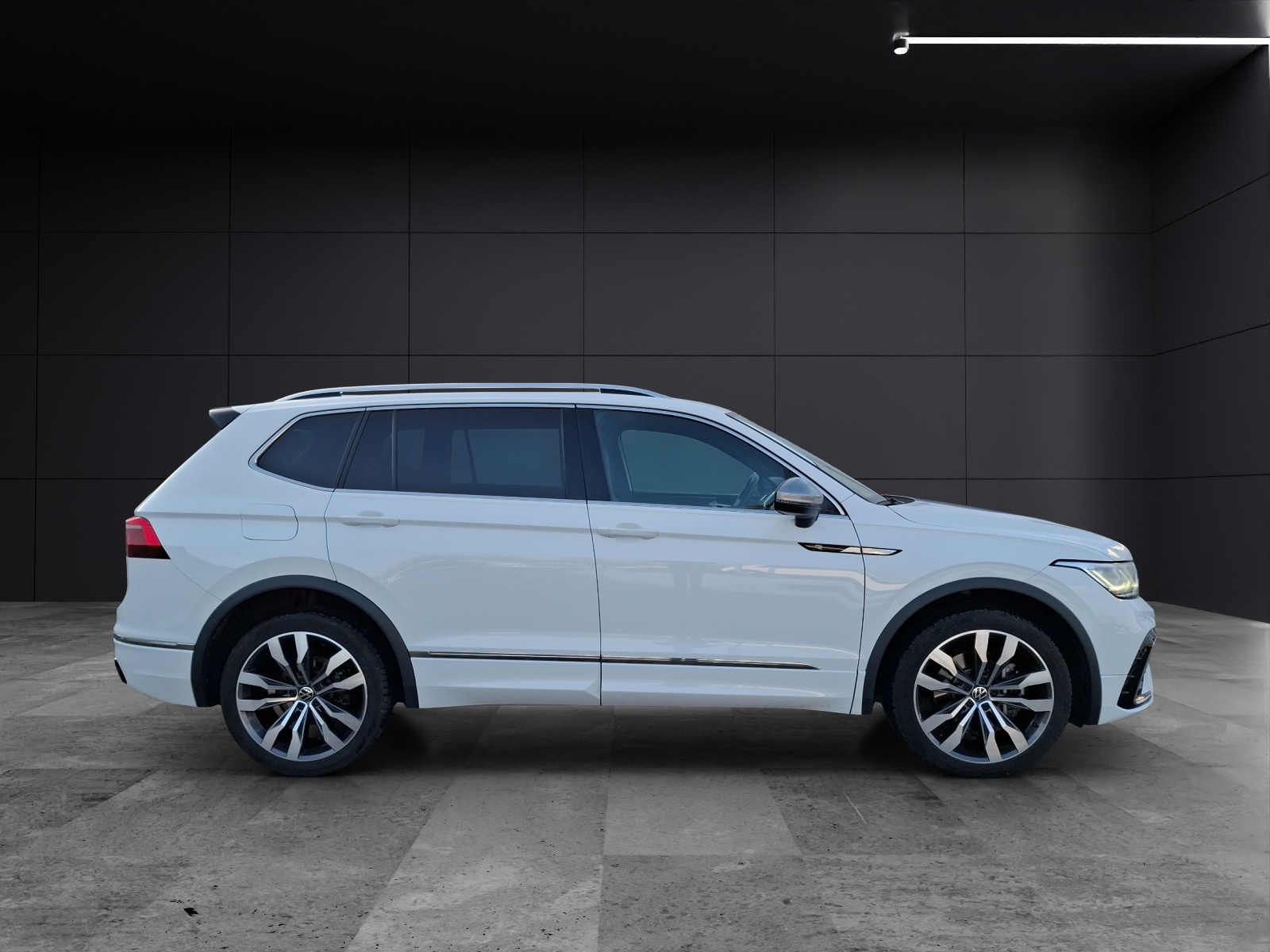 Fahrzeugabbildung Volkswagen Tiguan Allspace TSI R-Line DSG 4M Matrix Navi AID Pano ACC RFK SH 20