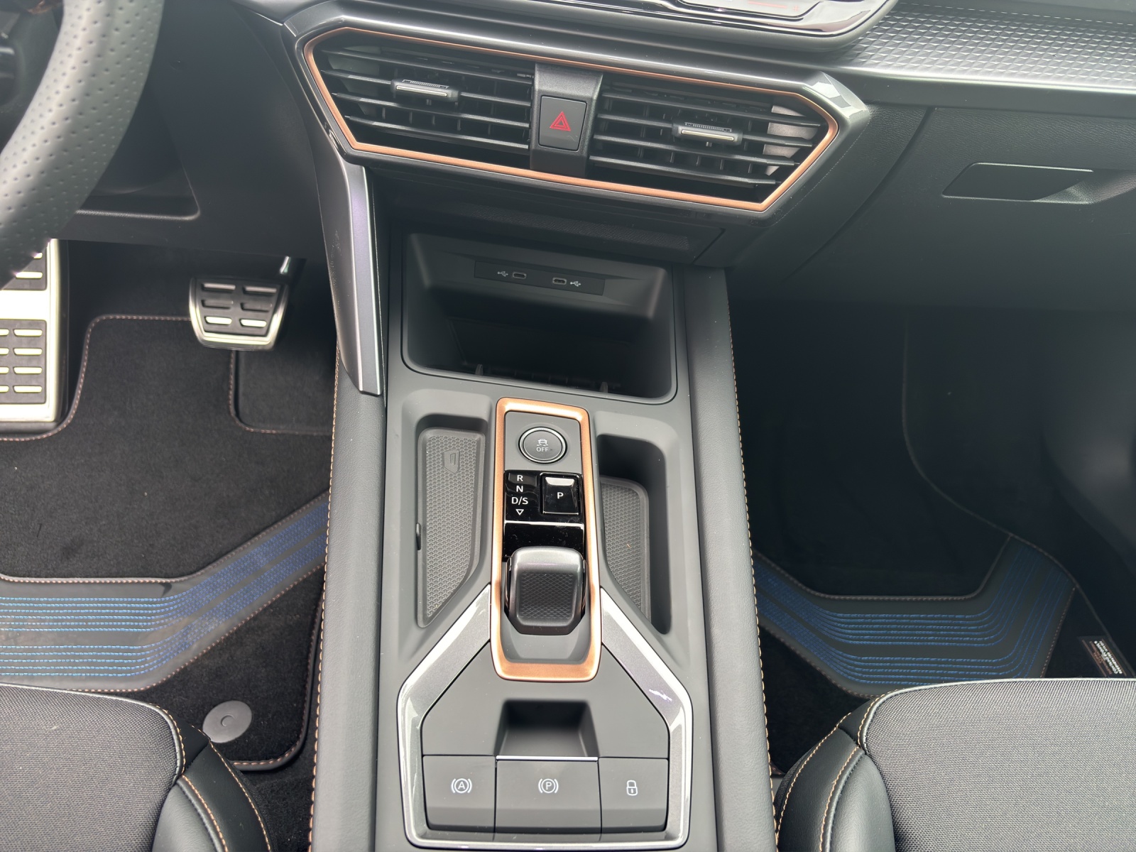 Fahrzeugabbildung CUPRA Formentor 2.0 TSI 4Drive DSG AHZ PANORAMADACH MATRIX